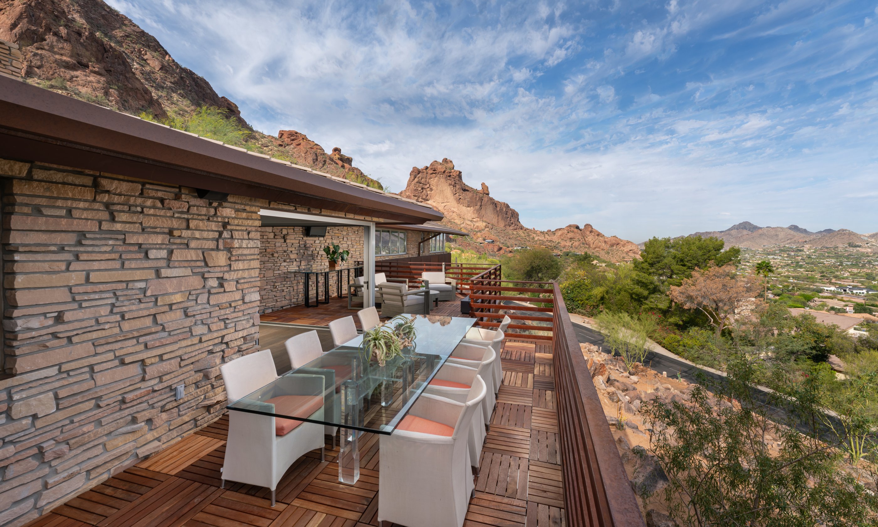 Outdoor Dining and Lounge Deck